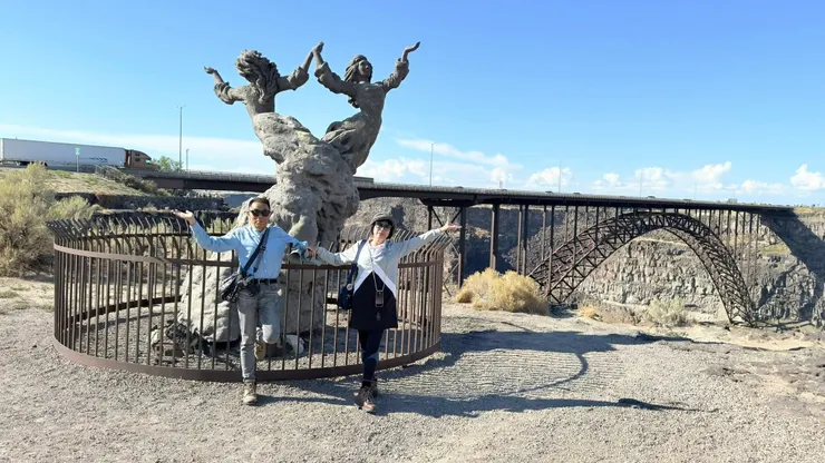 代表雙瀑縣的雕像