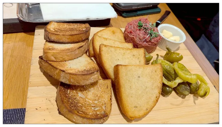 這個看來普通的餐前麵包, 但是非常棒