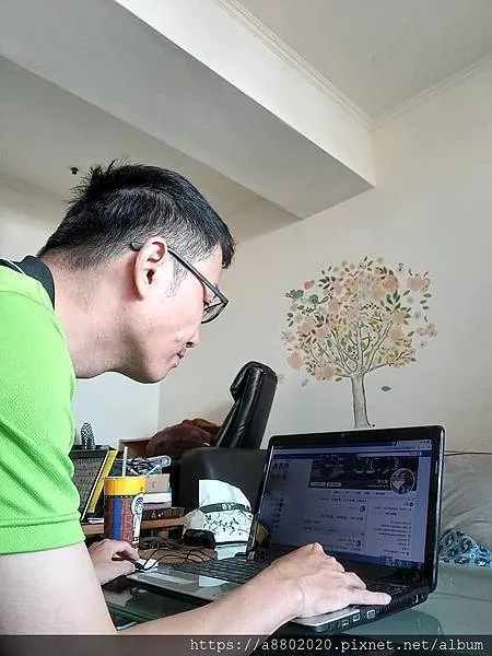 正在整理照片的我