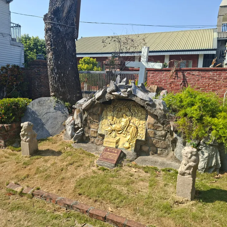 第十四處苦路，右前方立有石碑