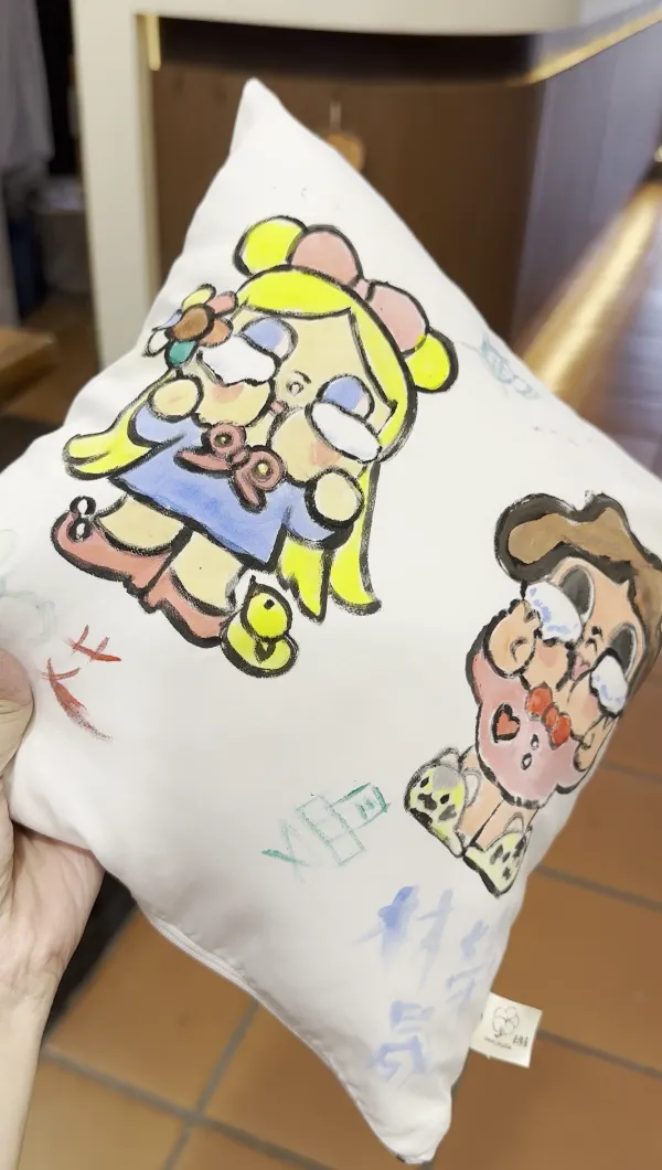 彩繪抱枕注重著色部分、不需要縫紉，適合小小孩創作