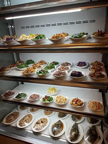 小菜區也有多種選擇，飲料部分杭州小籠湯包提供酸梅湯，之外的就是一般開架飲料及台灣啤酒