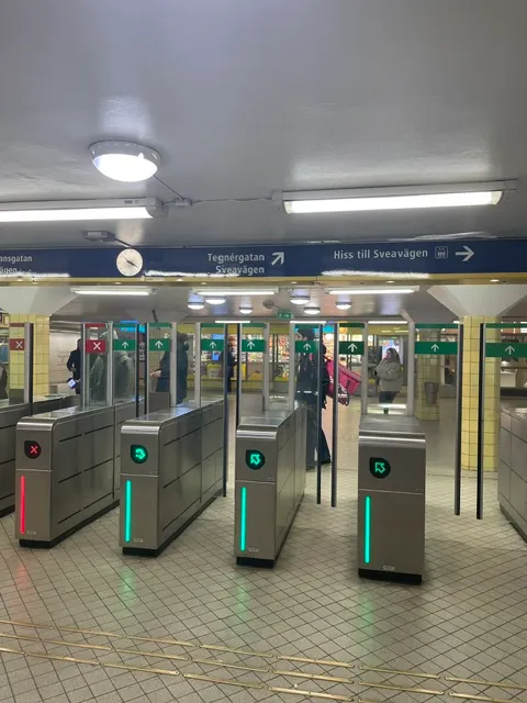 Rådmansgatan站下車之後，沿著Tegnérgatan的出口方向走