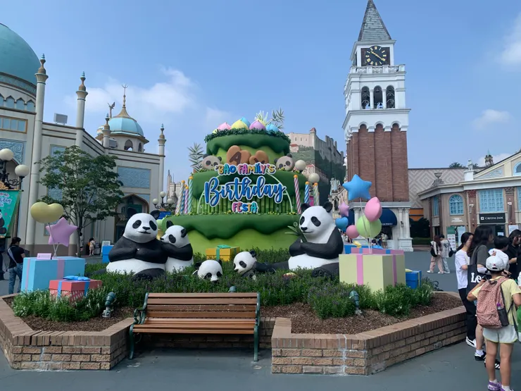 抵達愛寶樂園，瘋狂排隊的一天開始。