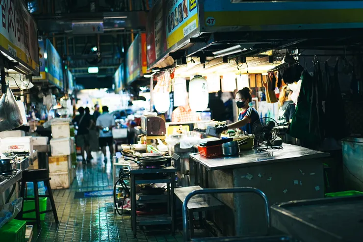 市場內營業中的攤販