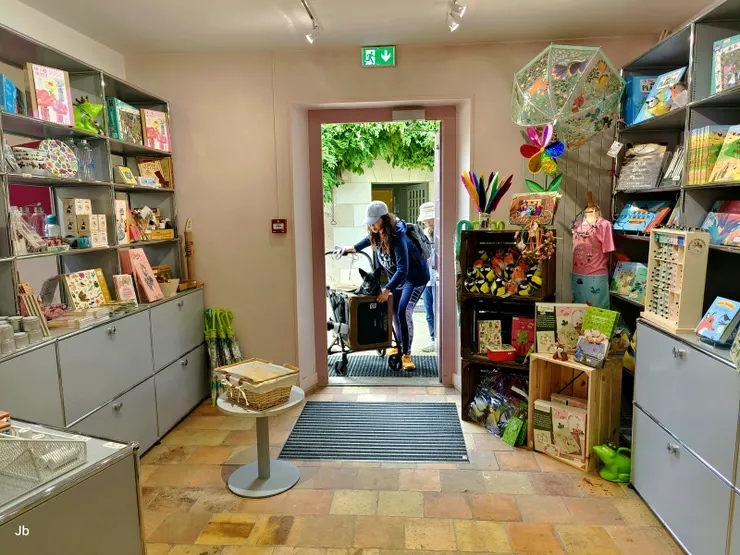 【剛開始找不到入口，進禮品店詢問，原來從店內出入，在櫃台買票，每人6歐，毛孩如果是抱著或坐推車可以進去。】