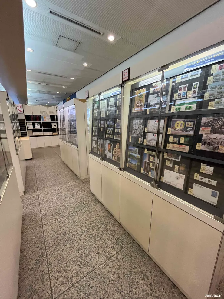 這一區是博物館方的商店區 展示各國最新郵票 也可以購買