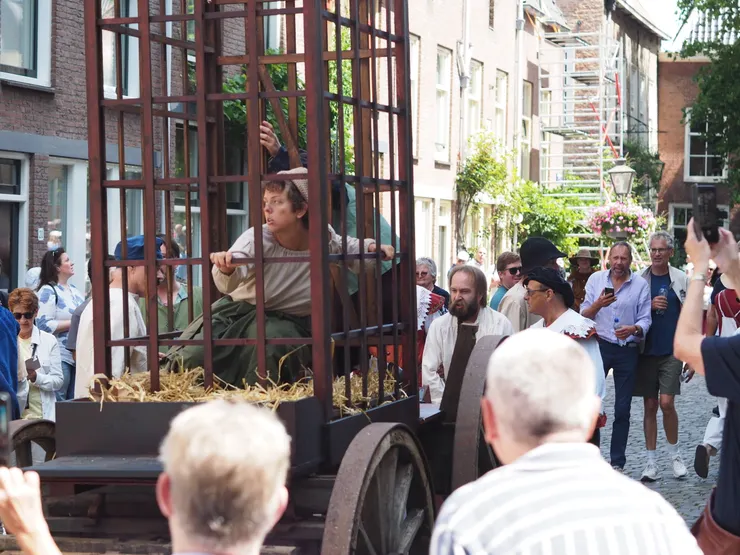 不知為何坐上囚車的女孩