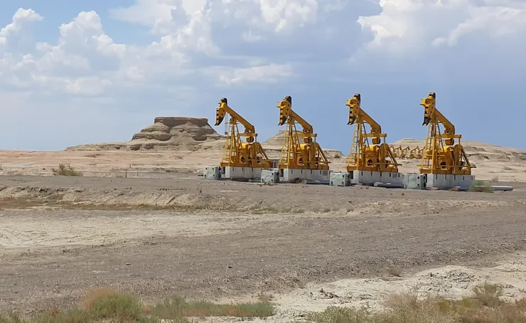 到處可見鑽油設備，此處地上旅遊，地下採油，雙重經濟效益