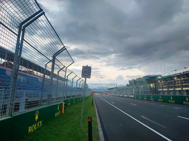 準備蓋好的賽車場，人甚至可以走在裡面