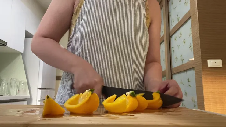 甜椒切丁，用紅色的甜椒更美喔