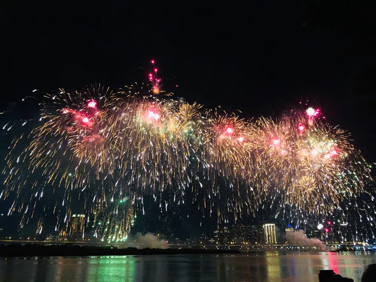 拍不出來的是，煙火垂降到水面上的華麗碰觸