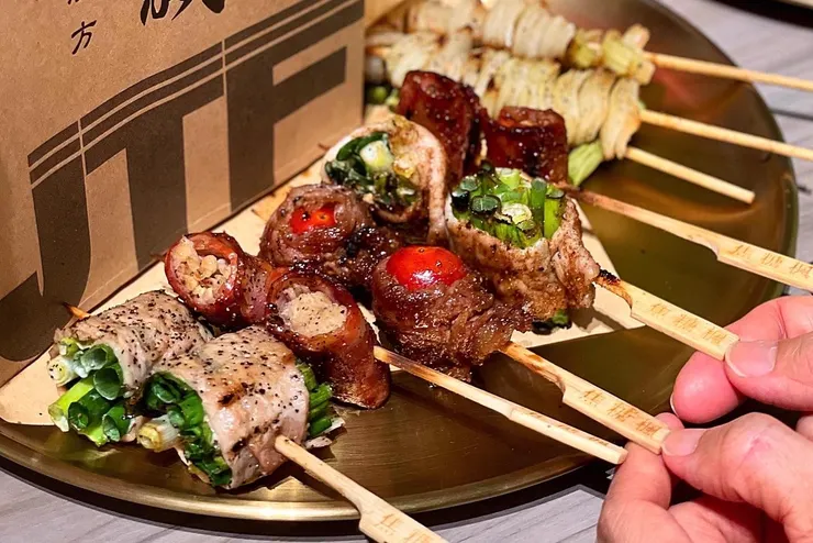 圖說：番茄牛五花捲、芋頭籤、豬血糕等，搭配台式淡雅醬油調味，再撒上焦糖楓獨家漢方烤肉粉，是消費者百吃不厭的首選。（資料來源：焦糖楓）