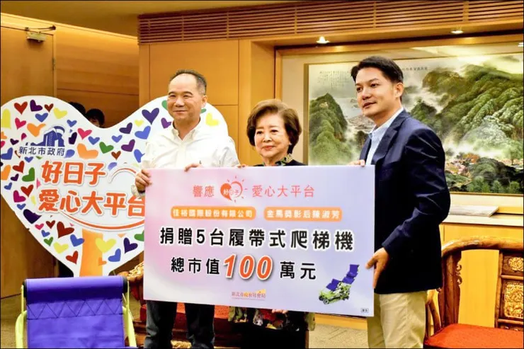 事業有成的總理事賴民亮（右），號召愛心人士捐錢給弱勢家庭孩童免費穿新鞋，他笑說，覺得菸酒對健康不好，因此要把賺來的錢回饋社會。多年來賴民亮結合公益團體，捐贈爬梯機給社會局，在行善的道路上結識金馬影后陳淑芳（中），彼此理念相符，成為陳淑芳的乾兒子，希望把「為善最樂」的幸福感帶到台灣每一個角落。（記者陳聿煌）