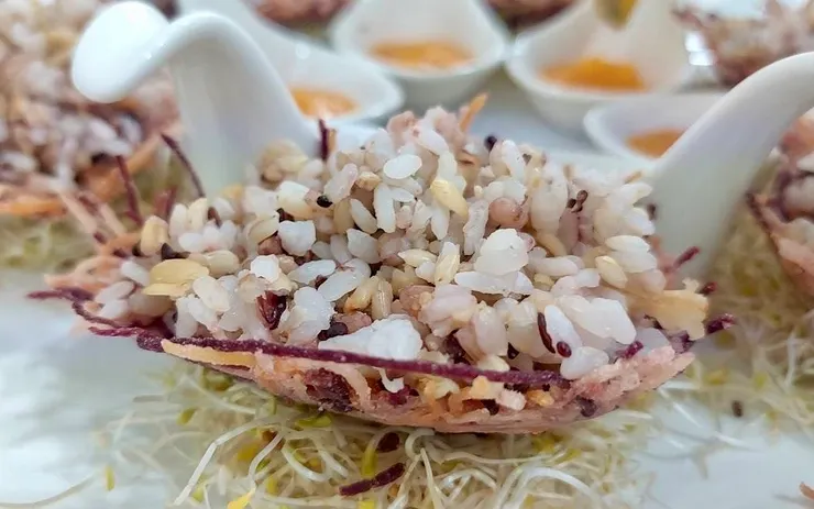 15種五穀雜糧，蒸製而成穀米主食，放置地瓜與芋頭手做編織雀巢/公關行銷馮黛苓提供