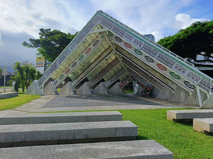 自由廣場原住民圖騰風格的舞台？還是大涼亭？