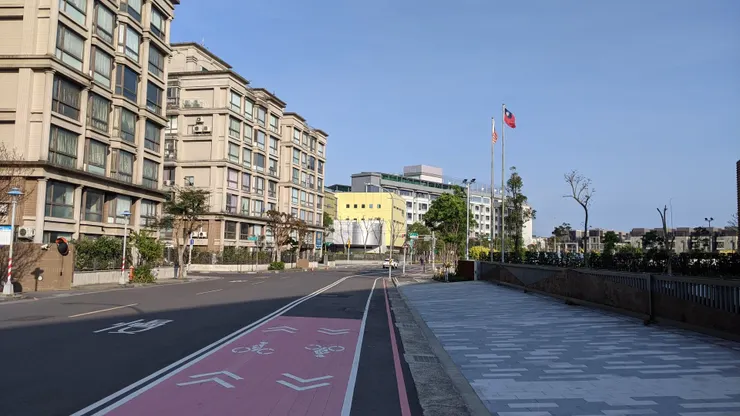 林口東湖路國際學校前，我常沿著自行車道慢跑到林口台師大。交通離峰時間像這樣沒甚麼車的路段，在林口有好幾條。