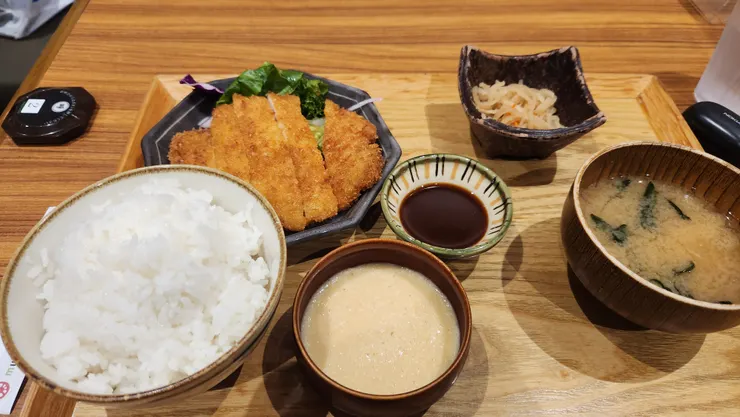第一天的晚餐，常見的定食套餐。日本的米飯真的好吃。