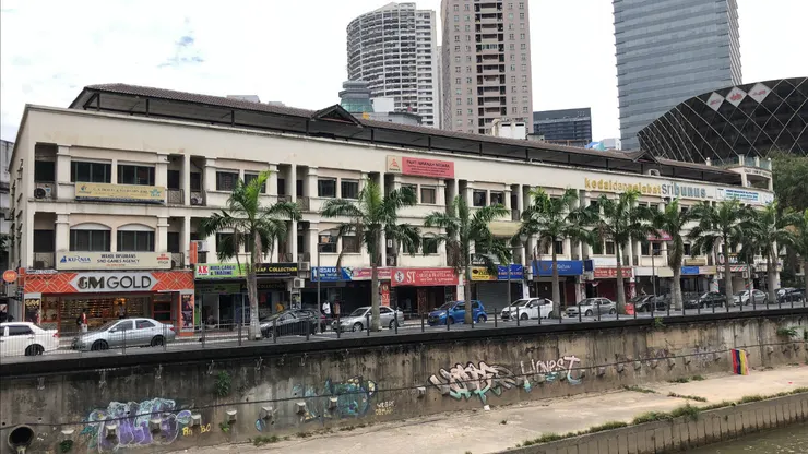 轉了個彎，我像是脫離了原先的旅客模式，迎面而來的是當地人的生活。