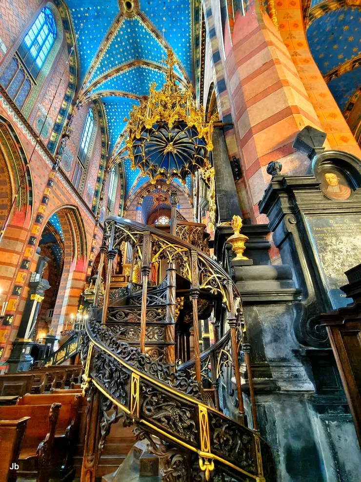 【華麗的講道壇（Pulpit），也是極具藝術價值的傑作。】