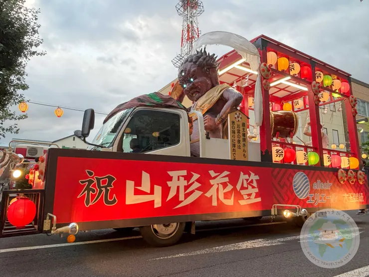 打頭陣的花車  上面的是蔵王権現  也是山形地區主要奉拜的神明之一