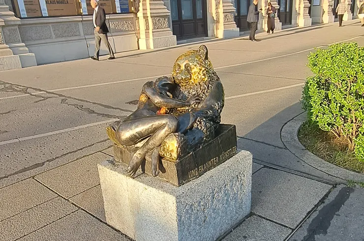 金色大廳前的藝術雕像..難以理解? 隔壁就是現代美術館..