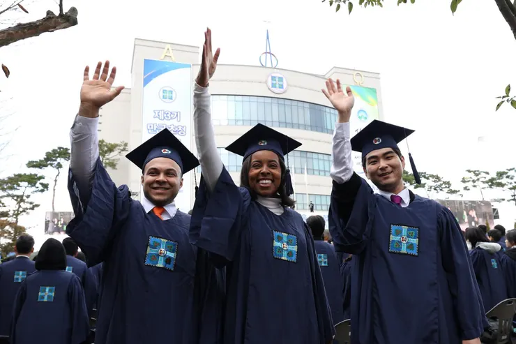 2025年11月2日於新天地耶穌教證據帳幕聖殿清州教會舉行的「錫安基督教宣教中心第116期結業典禮」中，結業生們合影留念。【照片提供：新天地耶穌教會】