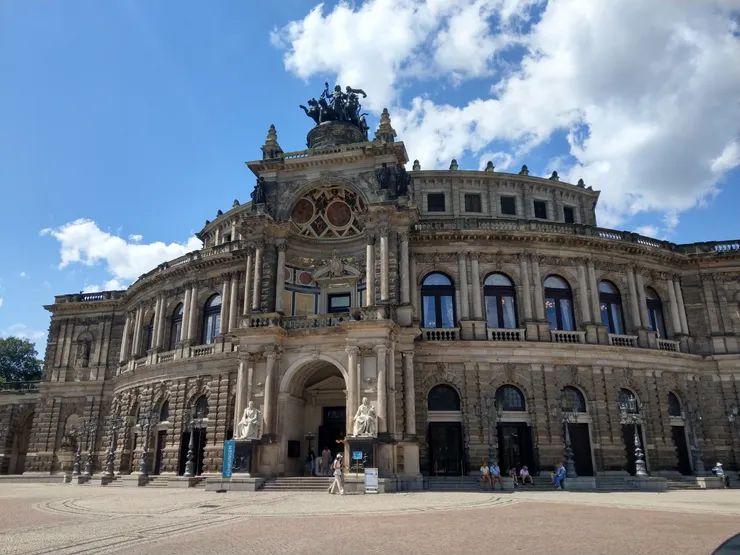 森柏歌劇院 Semperoper，入口處雕像，左邊是歌德，右邊是席勒