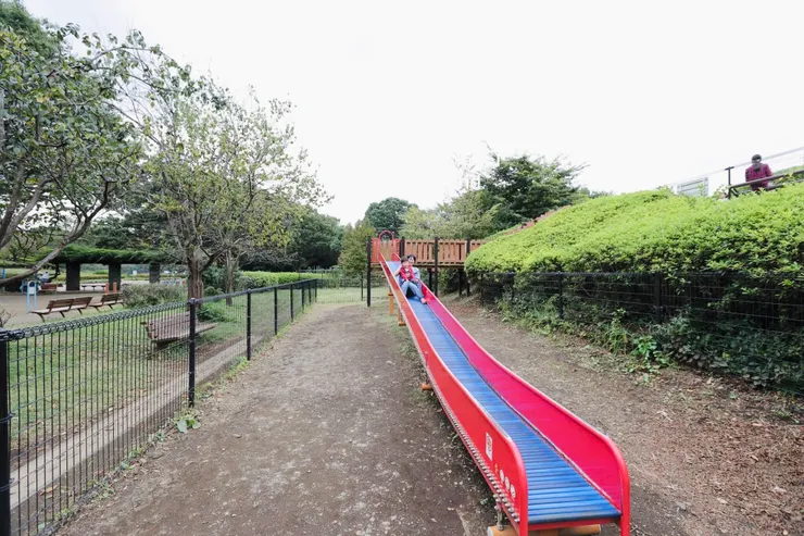 祐去過無數日本遊戲場,其實都沒有輪椅推不進的困擾。這樣的鋪面是真正的自然,天然的草坪沒有厚厚的礫石、沒有厚厚的木屑。遊戲場的改造需要更多的友善。(攝於日本遊戲場)