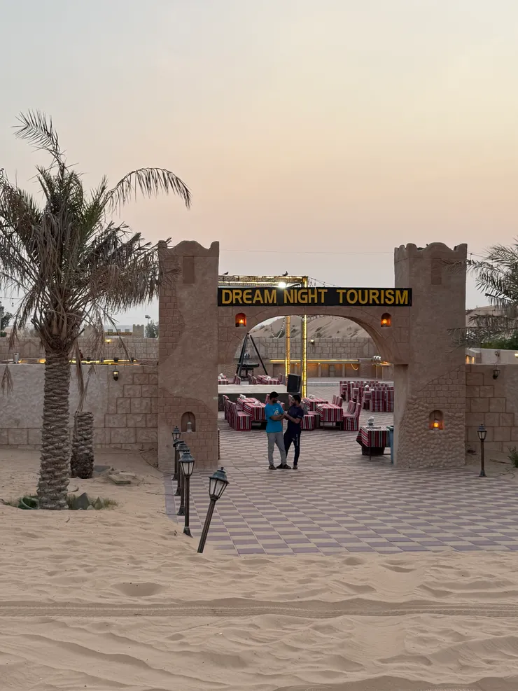 沙漠營地的大門，有buffet、許多小攤及晚會可以享受肚皮舞、民俗舞蹈還有火舞的表演