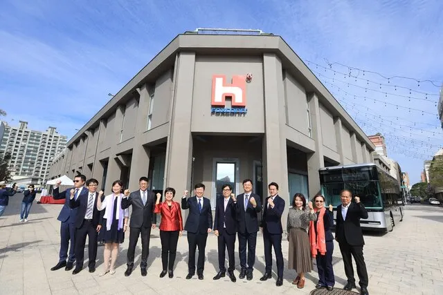 高雄市長陳其邁(右6)、副市長羅達生(右5)、經發局長廖泰翔(右4)與鴻海董事長劉揚偉(左6)、總財務長黃秋蓮(左5)共同為高雄軟體研發中心揭牌。圖／高雄經發局提供