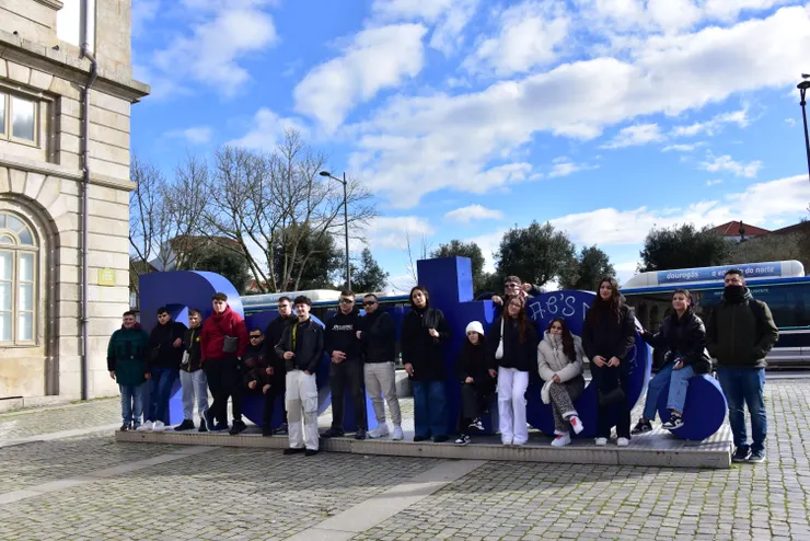 一群年輕人與波多地標合影（雖然字都被擋光光）