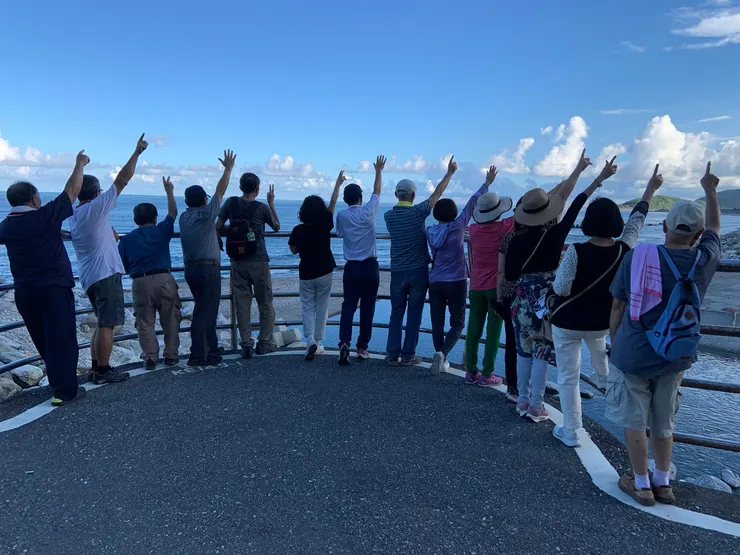 不知是向碧海？還是藍天打招呼