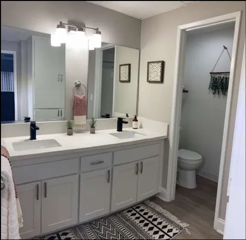 當時的衛浴廁所形式（圖片為後來重新翻修過的樣子），我住的房間就是鏡子中反射的那間。