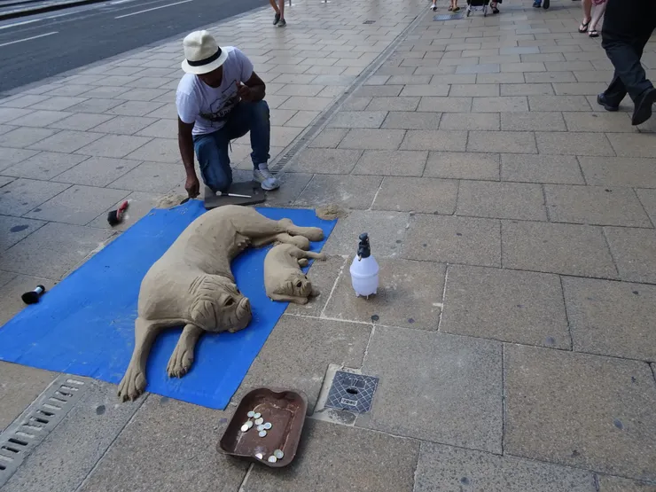 街頭藝人的沙雕作品維妙維肖