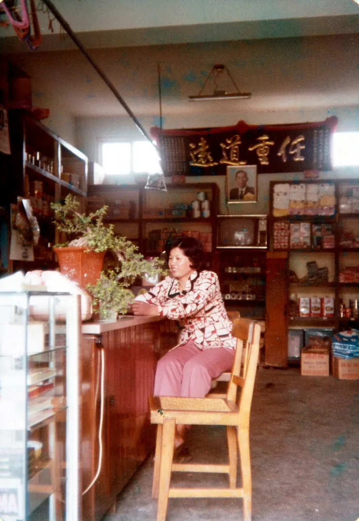 母親在雜貨店內的留影。她是港東羅氏家族的女兒，她很精明，也很包容我這個小兒，我從小闖得禍沒少過，但她很少對我疾言厲色。