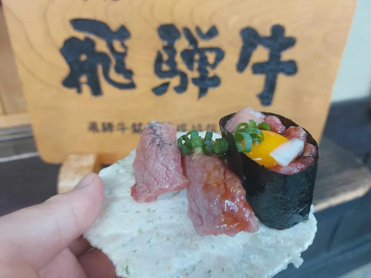 別看這三罐壽司小小的，這樣要日幣1000，但細薄柔軟的牛肉搭配充分的油花，吃起來簡直入口即化，稍不注意還有可能衣服被油滴到，不愧是店內最頂級的招牌組合，生意總是大排長龍