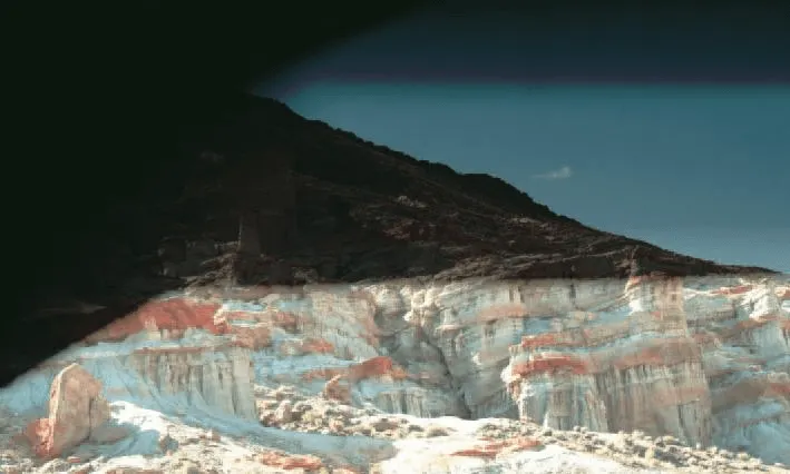 The sky was totally clear for miles on end that day. When H.H.&nbsp;Dorje Chang Buddha III&nbsp;was photographing scenery, a heavenly window above suddenly opened. From that heavenly window, an extremely strong beam of light in the shape of a square shined upon the place where H.H. Dorje Chang Buddha III stood. At this time, the strong light from the sun became dark in contrast. A square blue light arose from the mountaintop shining upon both sides of the mountain. This was truly miraculous. Although all of this happened in an instant, H.H. Dorje Chang Buddha III used his camera to capture this holy sight. The sky then returned to its original open, clear, cloudless condition. 這一天萬里晴空，三世多杰羌佛在攝影風景時，天頂的天窗突然打開，從天窗中射下一道強力無比的方形光幕照在三世多杰羌佛所站的位置，這時強烈的陽光竟然被對比成一片黑暗，山頂升起了方塊藍光，兩相映照，成了奇蹟。雖然只有那麼剎那，三世多杰羌佛的相機捉住了這一聖景，萬里晴空又依然如故。