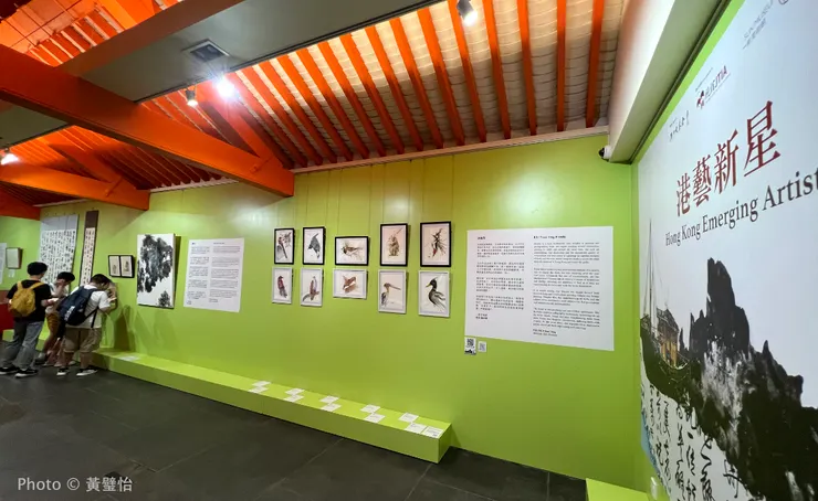 展覽的場地位於被列為歷史建築的紅磚牆矮樓房，柏鴞的作品就在最前方。