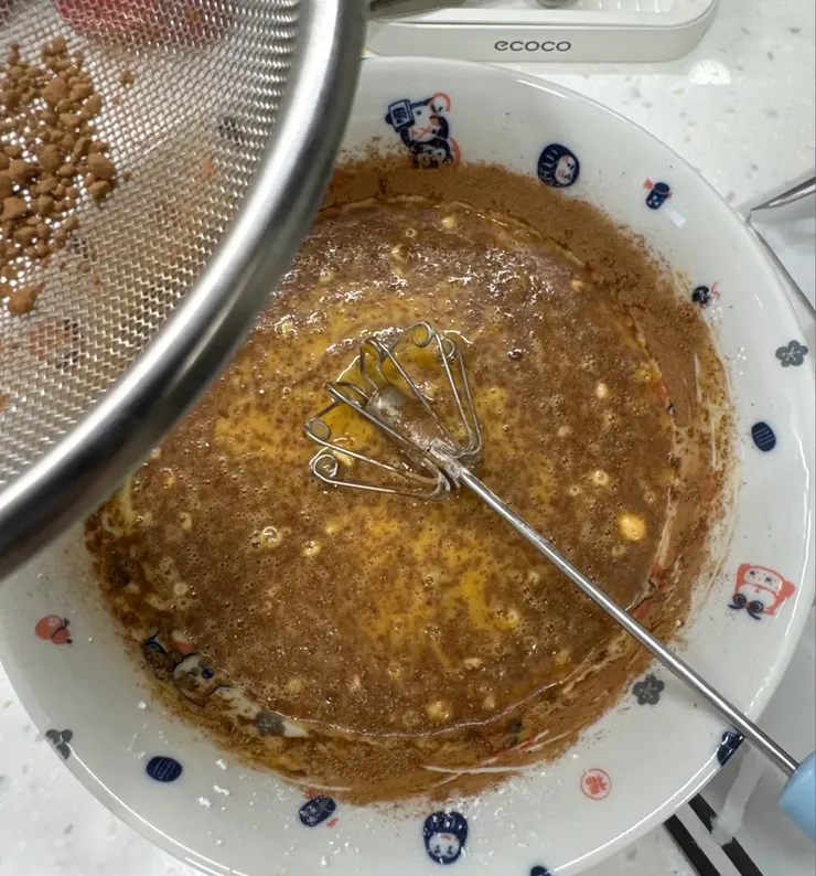 一邊過篩、一邊攪拌