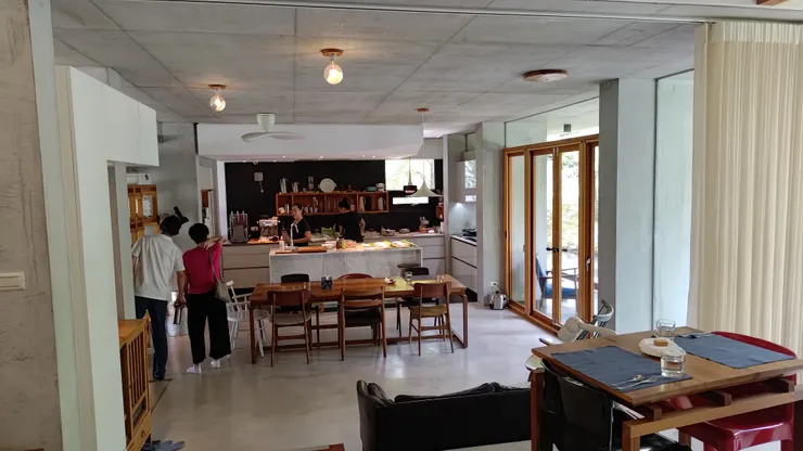 享用早餐的餐桌