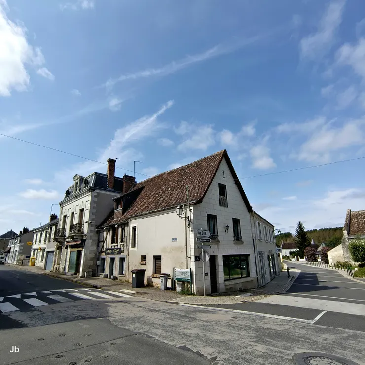 【想到附近小城找間餐館吃飯,結果寥寥數家不是關著門就是廚師已下班。從舍農索城堡開車過來約10分鐘的小城,没幾間店面。】