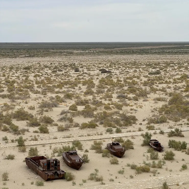 穆伊納克的船墳場 Muynak Ship Cemetery,眼前的沙灘曾經是湖底