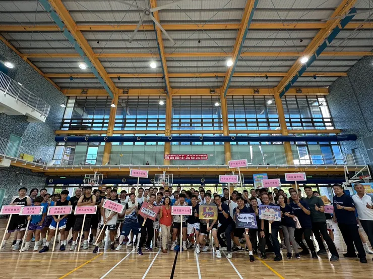 新莊分局全體與參與的老師和青春學子們、演員鍾亞翰一起現場大合照