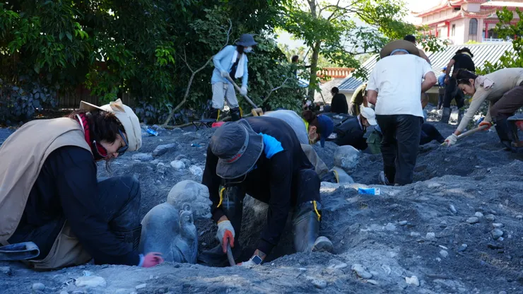 正在挖掘十八羅漢雕像的志工