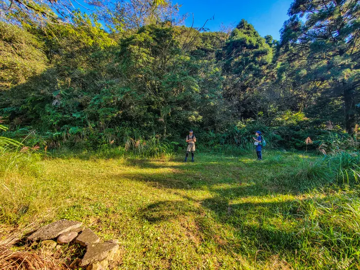 到逹第一個岔路口，小休等隊友到齊。