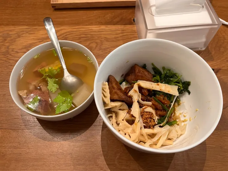 蘿蔔排骨湯、滷肉飯套餐，滷蛋夾給小孩缺了一角。