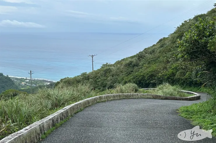要走一小段斜坡才能抵達氣象站