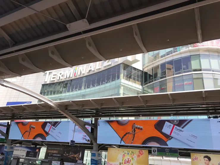 雖然拍得不清楚,但大家應該對這個招牌和名字很熟悉了吧。 我看到這個牌子時開心到不得了,覺得終於來到曼谷了!