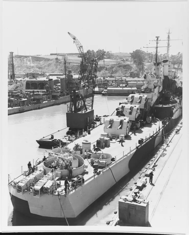 1944年4月9日，聖地牙哥號在加利福尼亞州馬雷島海軍造船廠進行大修，可以看到聖地牙哥的5/38門炮架，40毫米四防空機槍架，以及她的扇尾上的深度裝藥，照片來自美國船舶收藏局、國家檔案館。